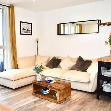 Breathtaking Camberwell Skyline Views Apartment